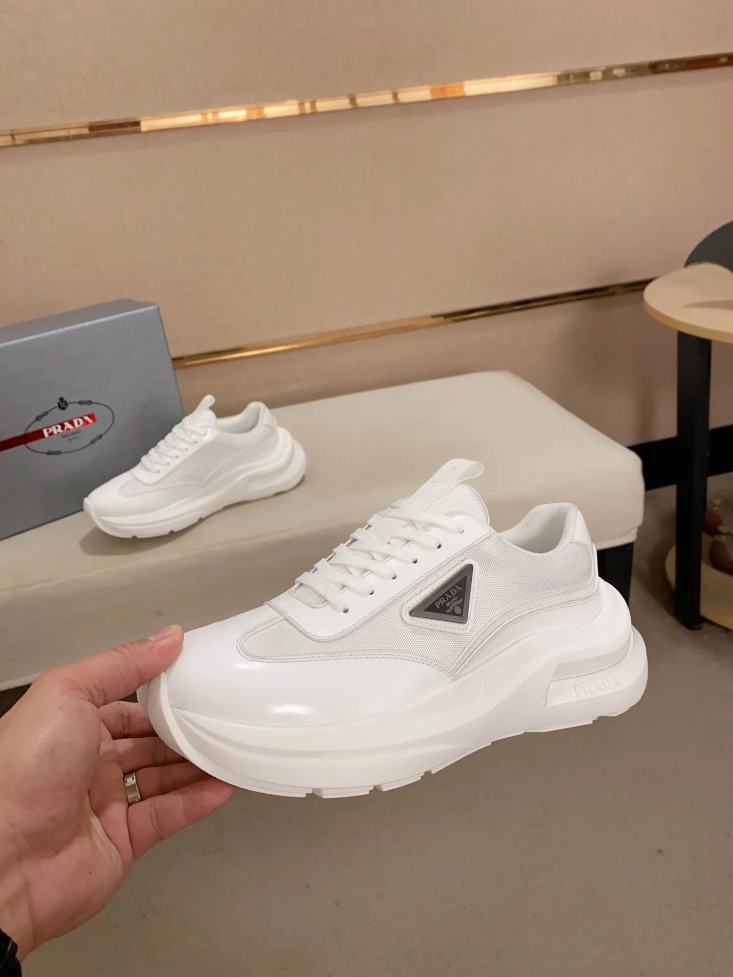 Men's shoes 💰 660💰 ✔️✔️✔️Higher version High-quality new PRADA (Prada) counters are launched simultaneously. The new men's shoes and 😘fabrics are made of high-tech glue-making technology. Lining: Full cowhide lining. 👍🏿 High-end ☄️ Air-cushion molded anti-slip foam outsole, exquisite lines, simple and elegant, comfortable and high-end for leisure travel. Code number: 38 to 44 (45 can be customized and cannot be returned or exchanged)